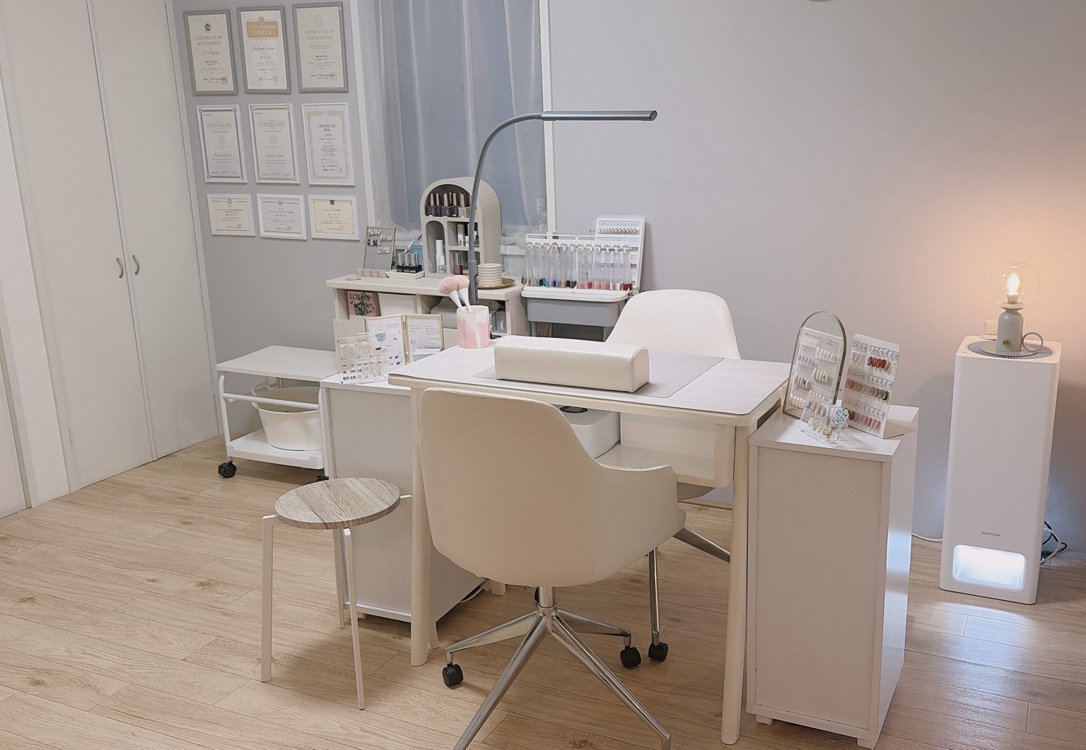 gratefulnailsの店内。白を基調としたネイル施術スペース